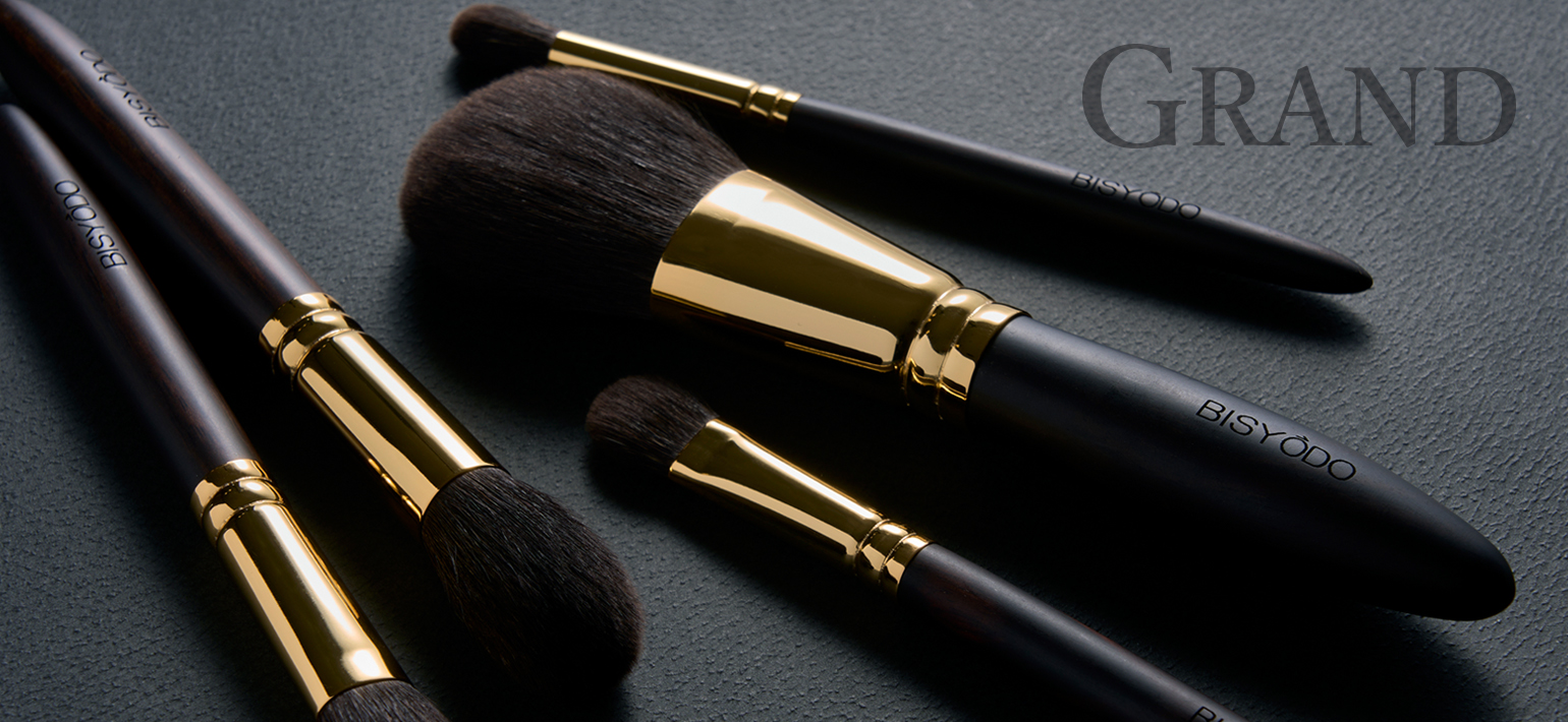 ウエダ美粧堂高級化粧筆GRANDシリーズの灰リス丸平チークブラシです。